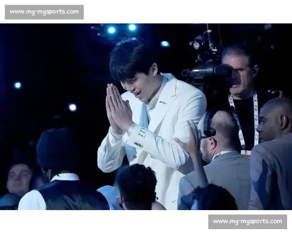 杨瀚森选秀西装暗藏甜蜜密码!疑似女友曝光,青梅竹马清纯般配 杨瀚森选秀西装暗藏甜蜜密码!疑似女友曝光,青梅竹马清纯般配